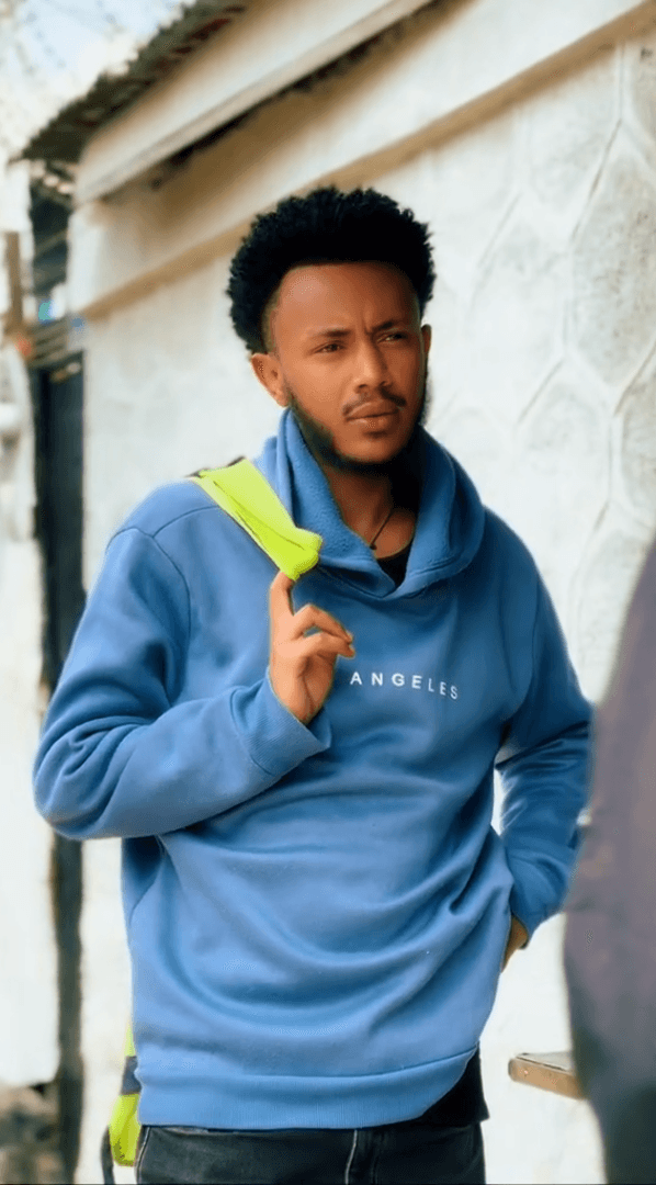 ከኋላ የመጣ